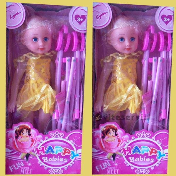 Une Poupée Barbie Avec Un Couteau à La Main Et Une Assiette De