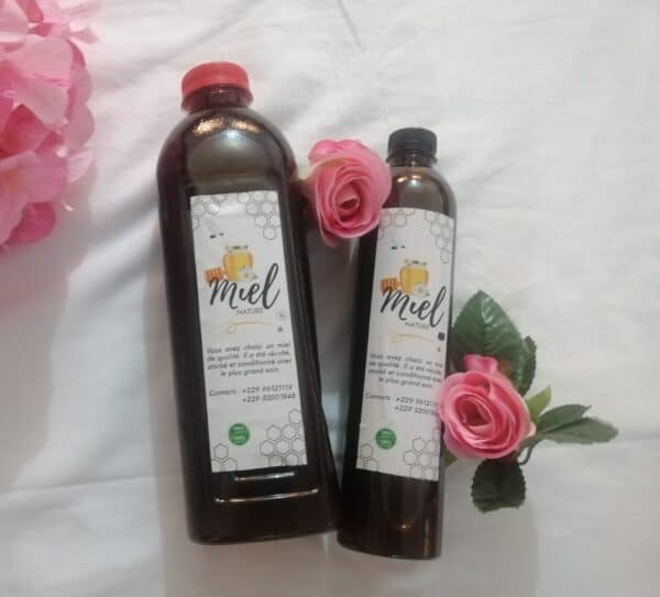 Miel Le miel est un produit naturel aux mille vertus. Il est issu du travail des abeilles qui butinent les fleurs et transforment le nectar en un délicieux nectar sucré. Le miel est un aliment sain et savoureux, qui peut se consommer pur ou accompagner vos tartines, vos yaourts, vos thés ou vos pâtisseries. Le miel est aussi un remède ancestral, qui soulage les maux de gorge, les toux, les brûlures ou les plaies. Le miel est également un cosmétique naturel, qui hydrate, nourrit et embellit la peau et les cheveux. Le miel est un trésor de la nature, à découvrir et à savourer sans modération !