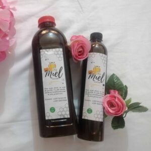 Miel Le miel est un produit naturel aux mille vertus. Il est issu du travail des abeilles qui butinent les fleurs et transforment le nectar en un délicieux nectar sucré. Le miel est un aliment sain et savoureux, qui peut se consommer pur ou accompagner vos tartines, vos yaourts, vos thés ou vos pâtisseries. Le miel est aussi un remède ancestral, qui soulage les maux de gorge, les toux, les brûlures ou les plaies. Le miel est également un cosmétique naturel, qui hydrate, nourrit et embellit la peau et les cheveux. Le miel est un trésor de la nature, à découvrir et à savourer sans modération !
