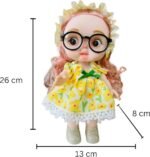 Poupée beauté aux joues potelées mignonne avec lunettes et tenue élégante