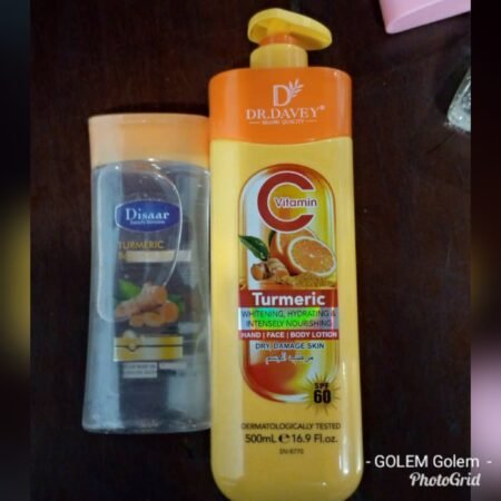 lait pour le corps au curcuma et à la vitamine C et huile glow C'est une lotion hydratante conçue pour éclaircir et nourrir la peau, et elle contient un SPF 60.