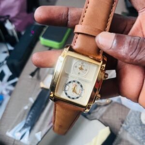 Montre en or deux tableaux dans un même cadran bracelet marron en cuir d’origine