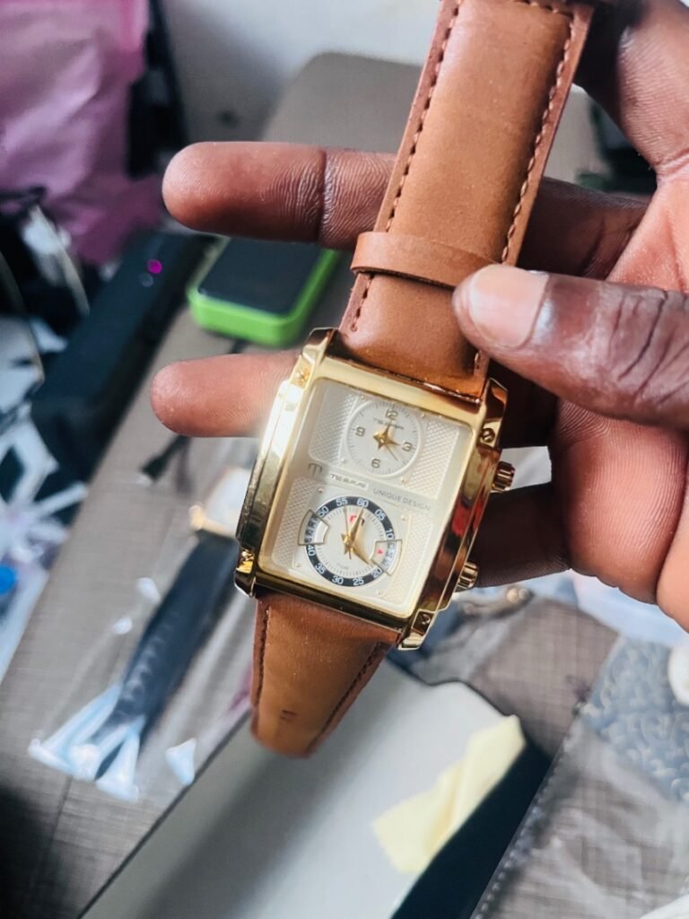 Montre en or deux tableaux dans un même cadran bracelet marron en cuir d’origine