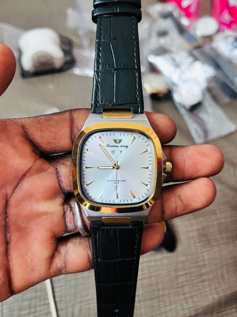 Luccess way montre tendance avec son bracelet en cuir original