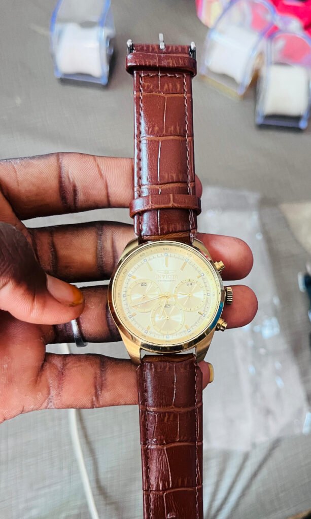 Montre unisexe INVICTA disponible en or bracelet en cuir