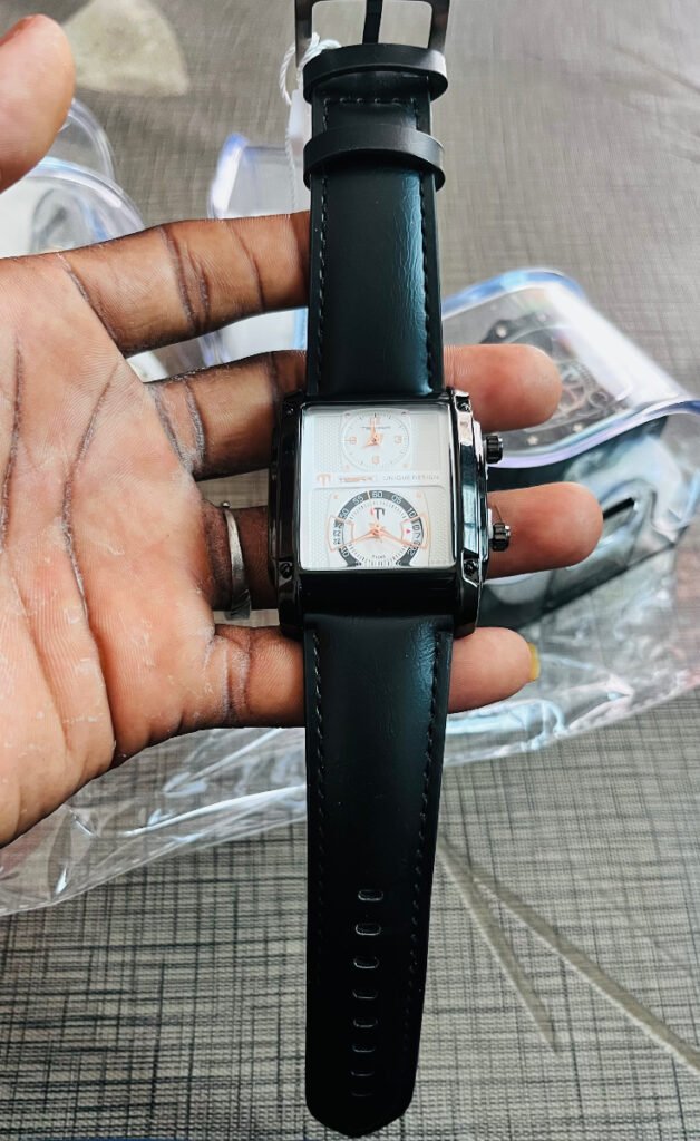 Montre TSEAA Noir deux tableaux marquant l’heure dans le cardan