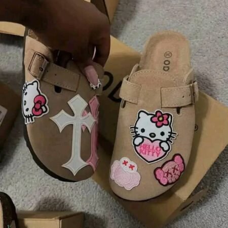 Sabots Mules Femme Tendance avec Patches Décoratifs Hello Kitty et Croix, Chaussures Confortables Style Décontracté en Daim Synthétique Beige à Boucle Réglable pour un Look Unique et Original