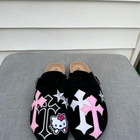 Sabots Mules Femme Décorés Croix Gothiques et Hello Kitty, Chaussures Confortables et Tendance, Style Gothique Chic Décontracté, Semelle Ergonomique Antidérapante (Noir)