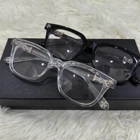 Lunettes de Vue Tendance Unisexe, Montures Optiques Élégantes avec Détails Chrome Hearts, Cadres Design pour Hommes et Femmes, Confort Visuel et Style Distinctif (Noir & Transparent)