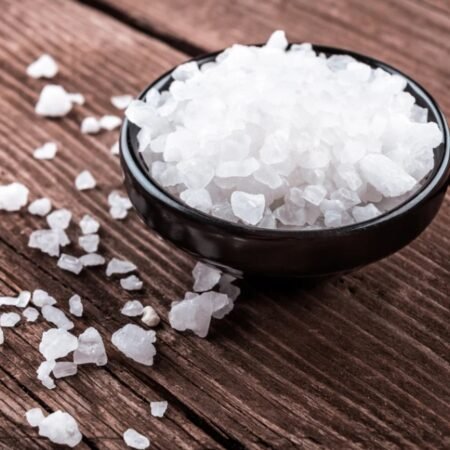 Le gros sel est un puissant outil de purification et de protection spirituelle, réputé pour absorber les énergies négatives, nettoyer l'aura et protéger les lieux. Utilisé dans de nombreuses cultures, il s'emploie pour purifier un espace, créer des cercles de protection, nettoyer des objets sacrés ou pour des bains de décharge énergétique. 250ml
