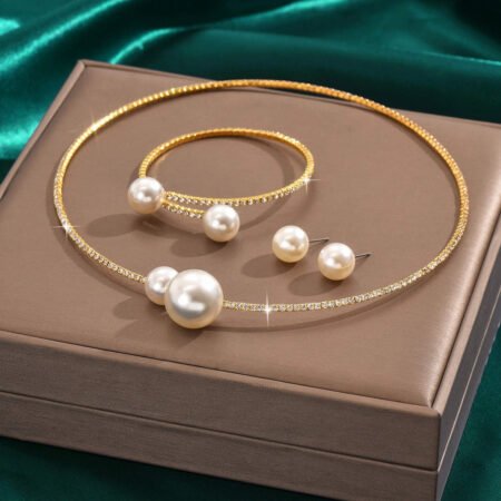 Parure de Bijoux Femme Dorée avec Perles et Strass Scintillants, Ensemble Collier Ras-du-Cou, Bracelet Jonc et Boucles d'Oreilles Puces, Élégance Classique et Raffinement pour Cérémonies et Soirées