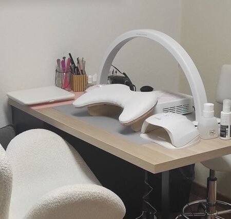 Station Manucure Professionnelle Complète avec Lampe LED, Aspirateur de Poussière, Repose-Main Ergonomique et Sèche-Ongles UV/LED pour Prothésiste Ongulaire