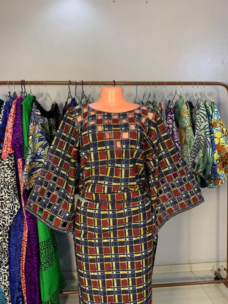 Ensemble Traditionnel Femme Bomba by Milaura, Tenue Africaine Élégante en Pagne à Carreaux, Haut à Manches Larges et Jupe Longue, Design Ajouré Ethnique pour Cérémonies et Quotidien