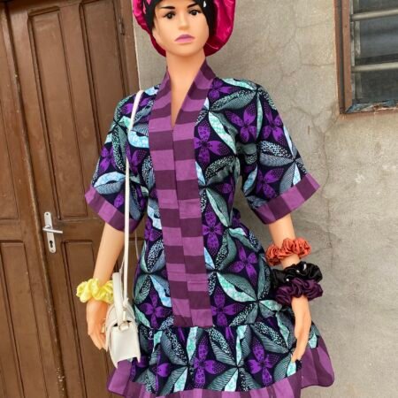 Robe Tunique Femme en Pagne Wax Africain Imprimé Floral Violet et Turquoise, Tenue Élégante et Confortable pour Toutes Occasions, Vêtement Traditionnel Moderne avec Bonnet de Nuit en Satin
