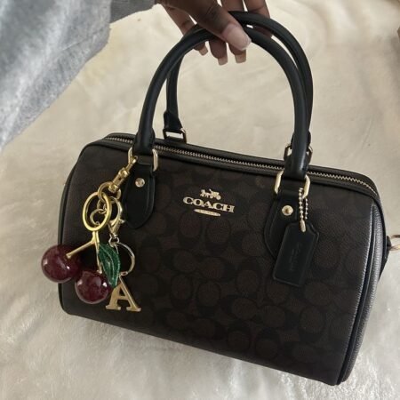 Sac à Main Coach Femme Monogramme Signature Marron Foncé avec Bandoulière Amovible et Charm Cerises Élégant