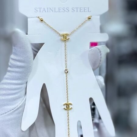 Bracelet de Main Chaîne Dorée Acier Inoxydable Style Chanel avec Strass pour Femme Élégante