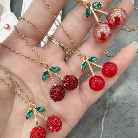 Collier Pendentif Cerise Femme, Chaîne Dorée avec Breloque Fruits Scintillants ou Irisés Élégant