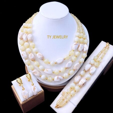 Parure de Bijoux Femme Élégante Double Rang Perles Carrées et Rondes Crème avec Accents Dorés - Modèle 2