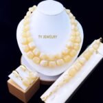 Parure de Bijoux Femme Élégante Double Rang Perles Carrées et Rondes Crème avec Accents Dorés – Modèle 1